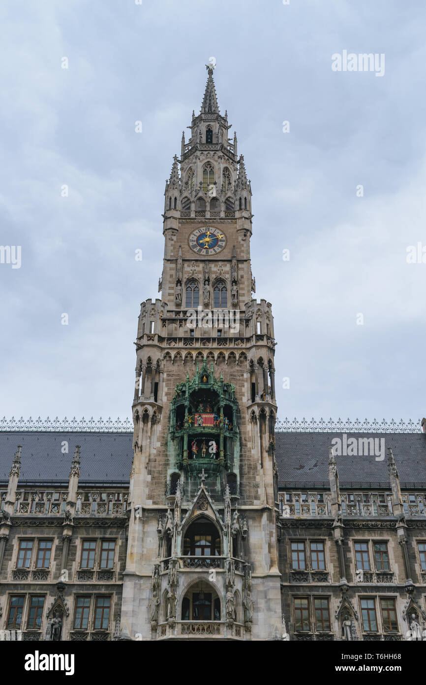 The clock chimes at the Munich New Town Hall Stock Photo Alamy