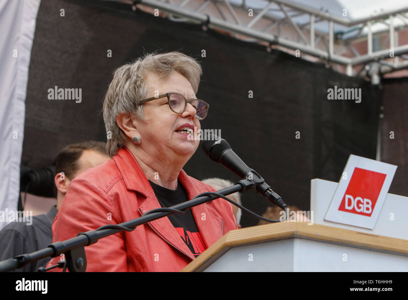 Frankfurt, Germany. 01st May, 2019. Marlis Tepe, the federal chairwoman of the GEW (Education and Science Workers' Union), addresses the rally. Several thousand members of Trade Unions and left parties marched through Frankfurt on their traditional 1. May protest. The march ended with a rally at the Roemerberg, in the centre of the old part of Frankfurt in front of the Frankfurt city-hall Roemer. Credit: Michael Debets/Pacific Press/Alamy Live News Stock Photo