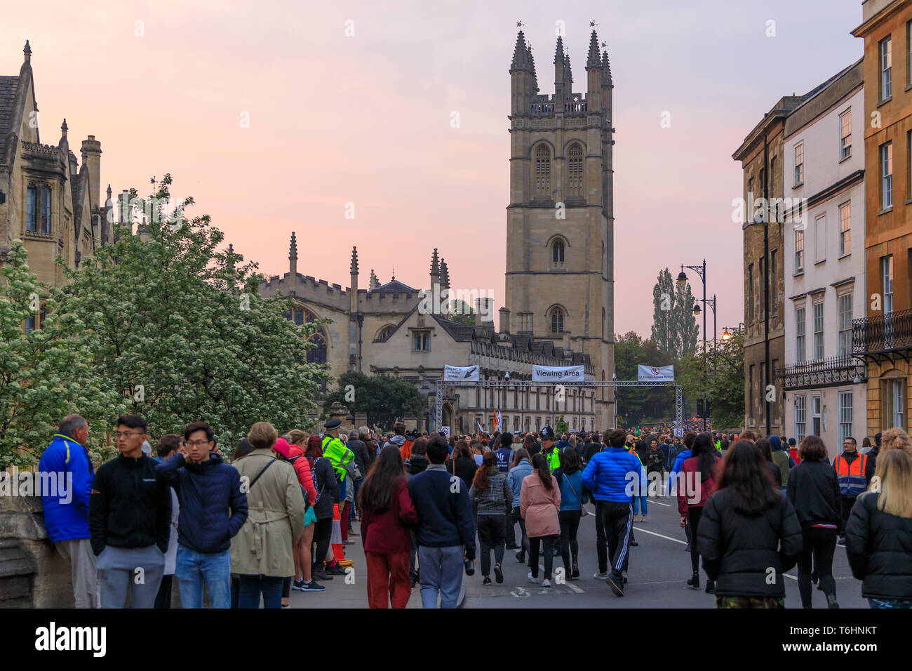 Oxford, UK. 1st May, 2019.  Crowds gather at sunrise to hear the Choir singing from the top of Magdalen College. Stock Photo