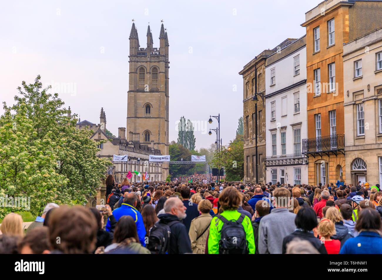 Oxford, UK. 1st May, 2019.  Crowds gather at sunrise to hear the Choir singing from the top of Magdalen College. Stock Photo