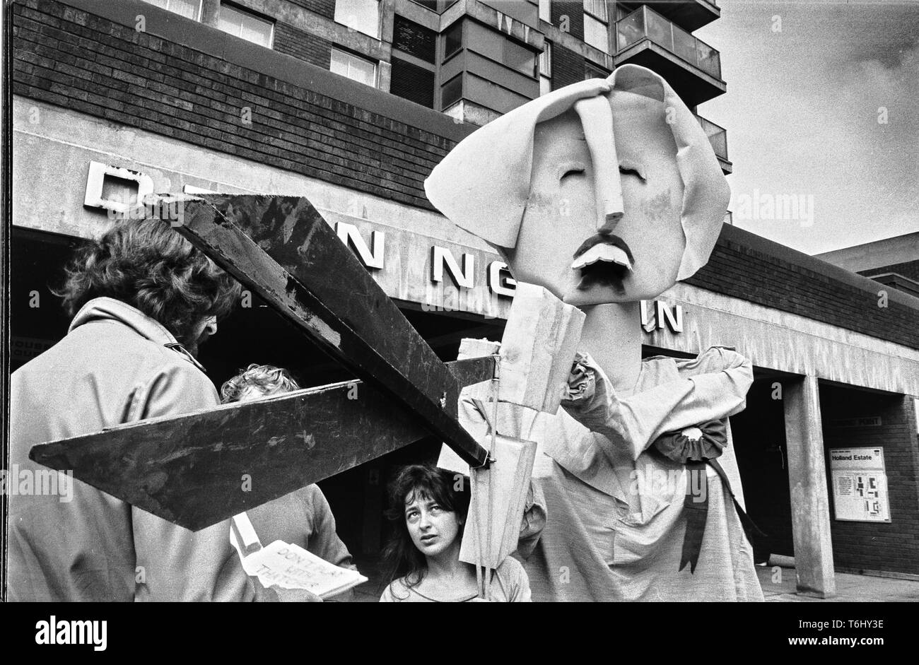 17/14 Tower Hamlets anti Thatcher demo Toynbee Hall 1979 Stock Photo