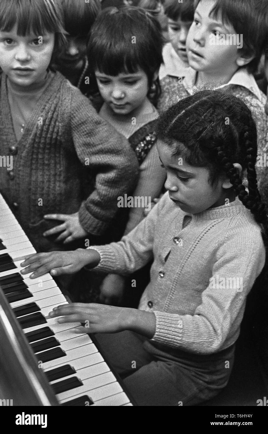 38/13 Tower Hamlets Lawdale Infants school Bethnal Green, piano class  1978 Stock Photo