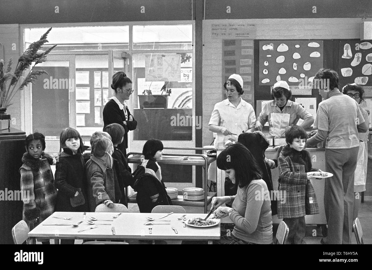 41/24 Tower Hamlets Lawdale Infants school Bethnal Green, school dinner time 1978 Stock Photo