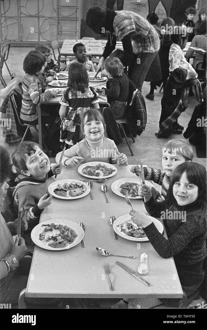 41/30 Tower Hamlets Lawdale Infants school Bethnal Green, school dinner time  1978 Stock Photo