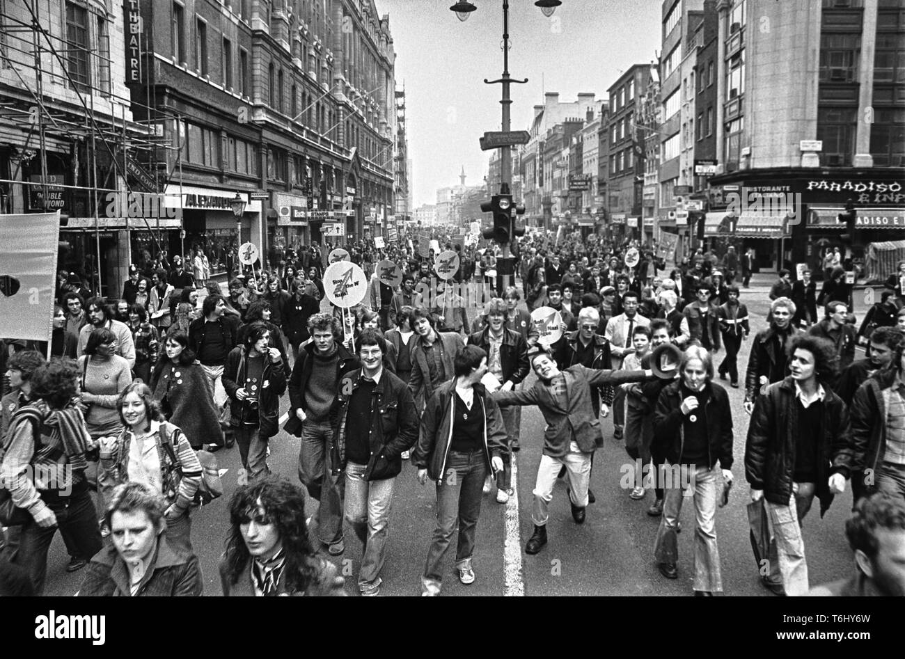 57/10 London; Anti Nazi League Carnival march to Victoria Park 1978 Stock Photo