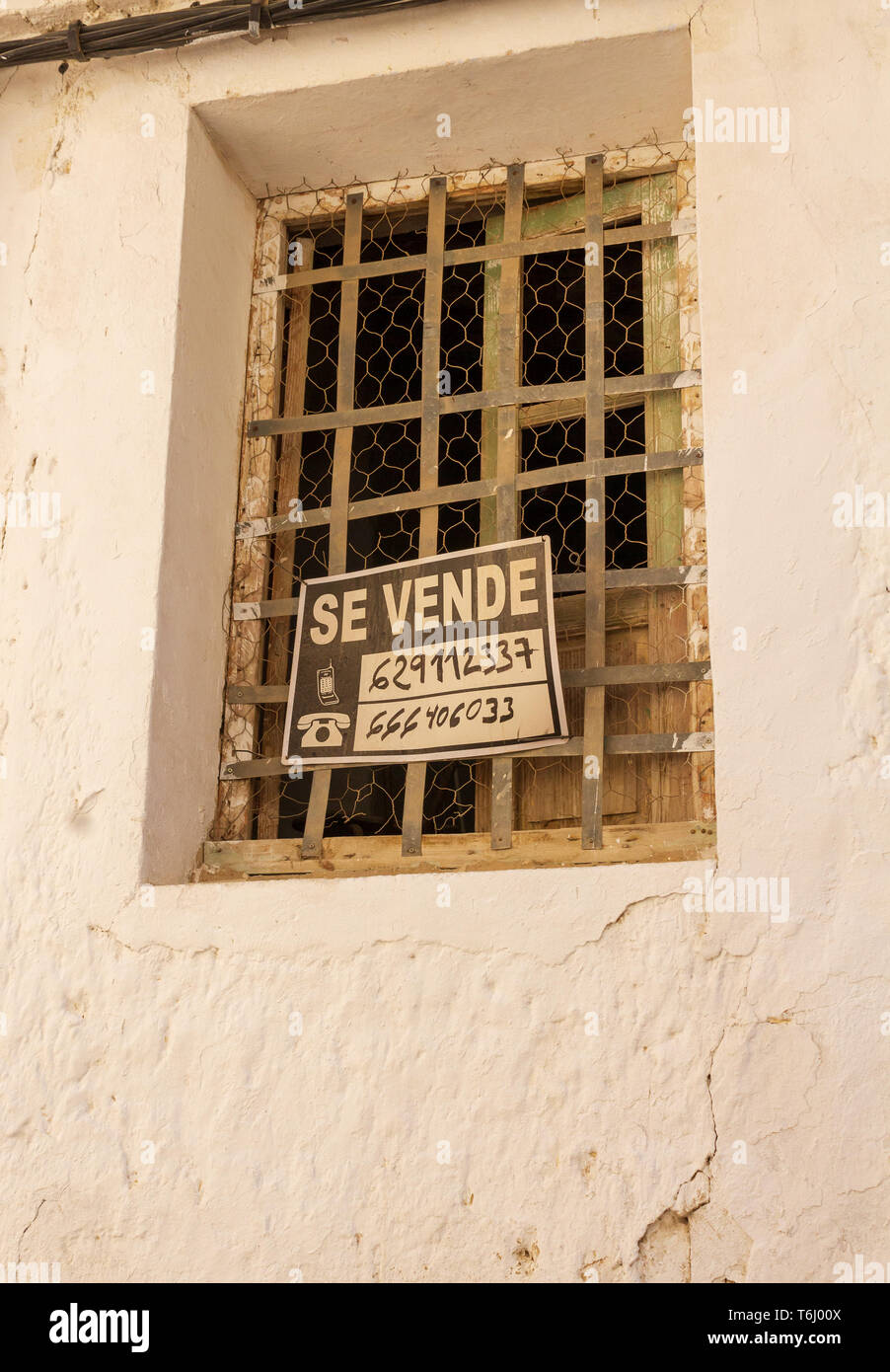 Spanish Town House For Sale, Se Vende Sign in a Window Stock Photo