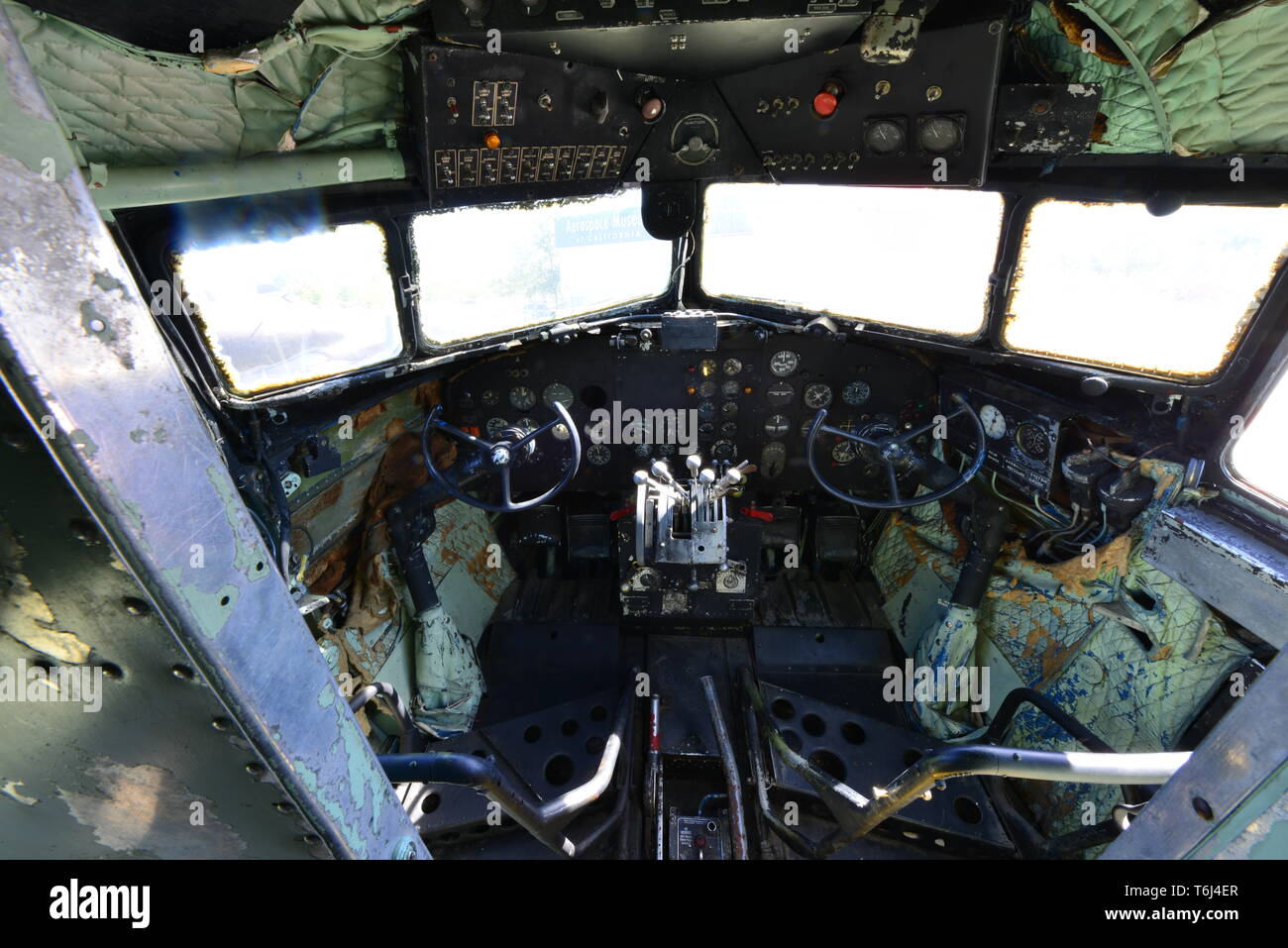 Flight deck screen hi-res stock photography and images - Alamy