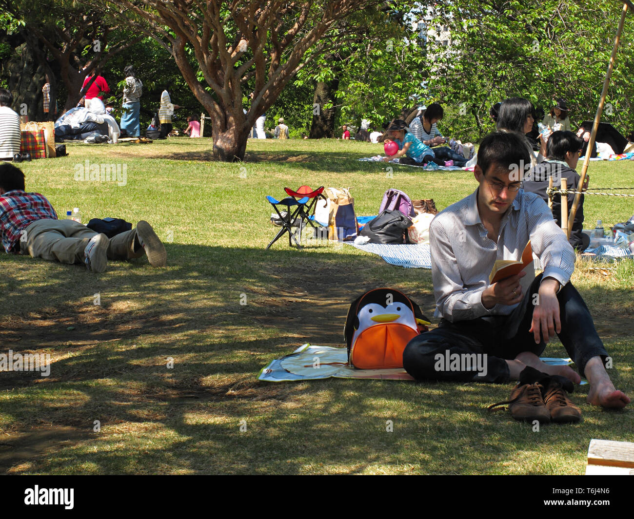 Peoples in Shinjuku Gyoen National Garden in Tokyo Stock Photo - Alamy