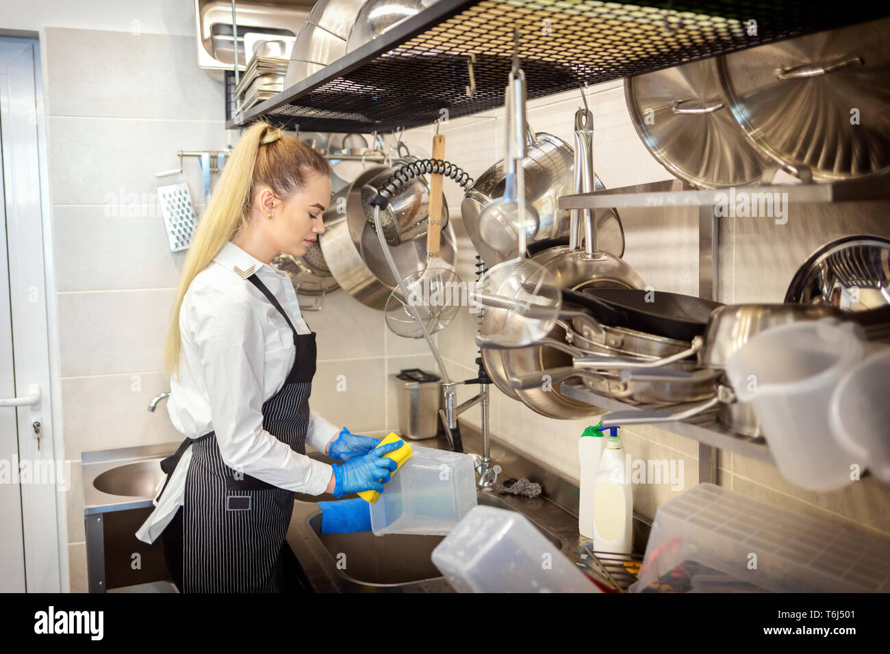Washing dishes restaurant hires stock photography and images Alamy