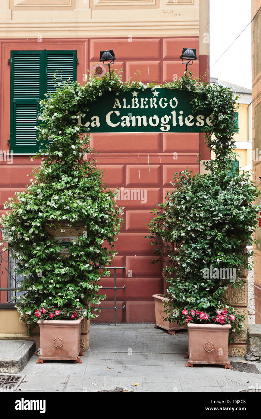 Camogli, Albergo 'La Camogliese': ingresso.  [ENG]  Camogli, 'La Camogliese' Hotel: the entrance. Stock Photo