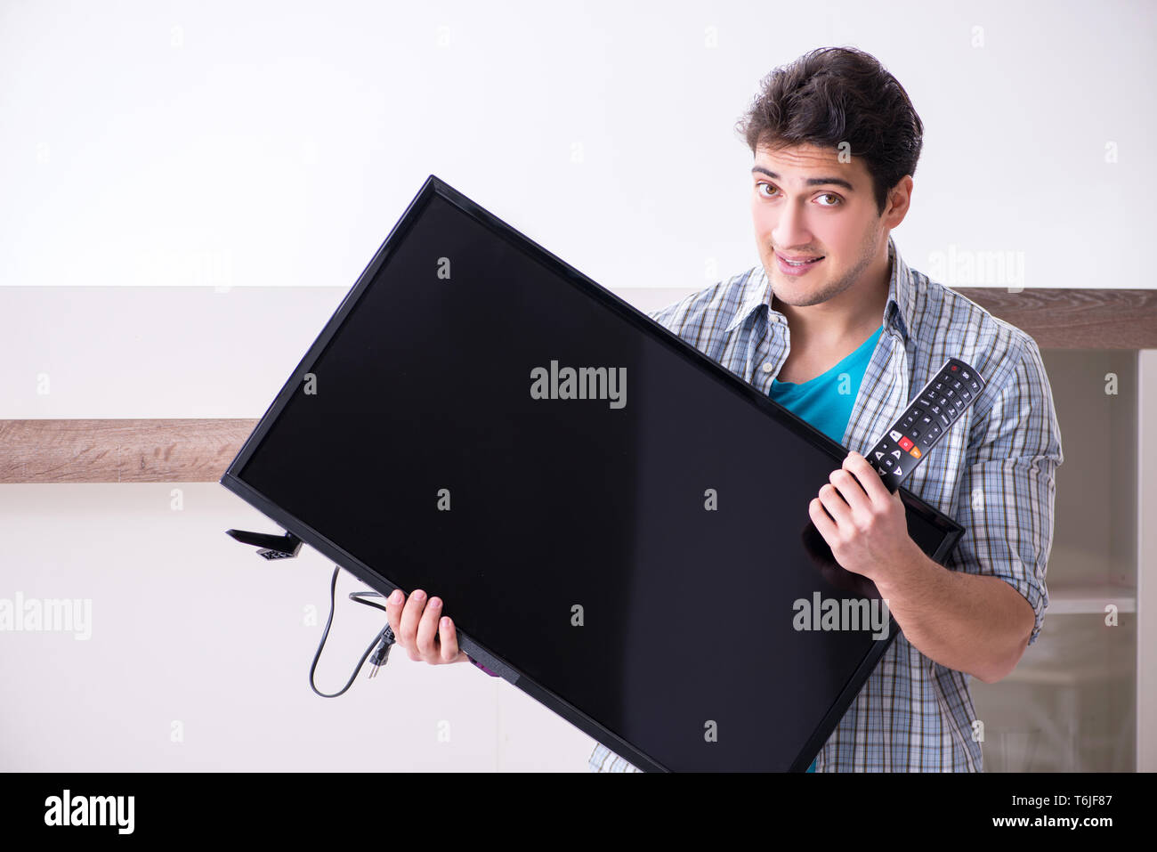 Un hombre usando un reproductor multimedia portátil, mini T.V; televisión TV  Miniture Fotografía de stock - Alamy