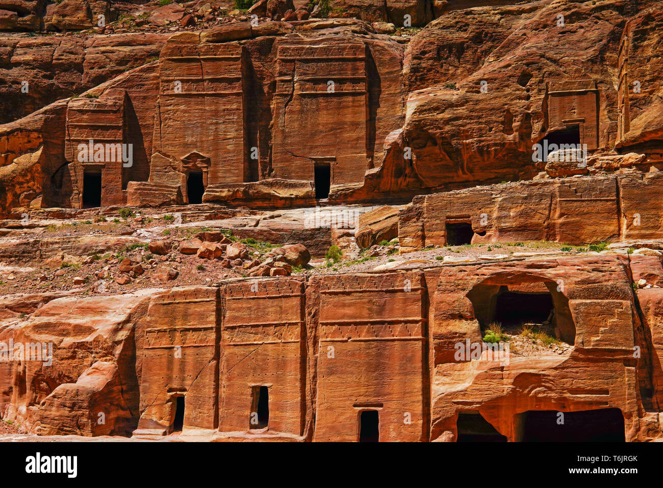 Cliff carved tombs hi-res stock photography and images - Alamy