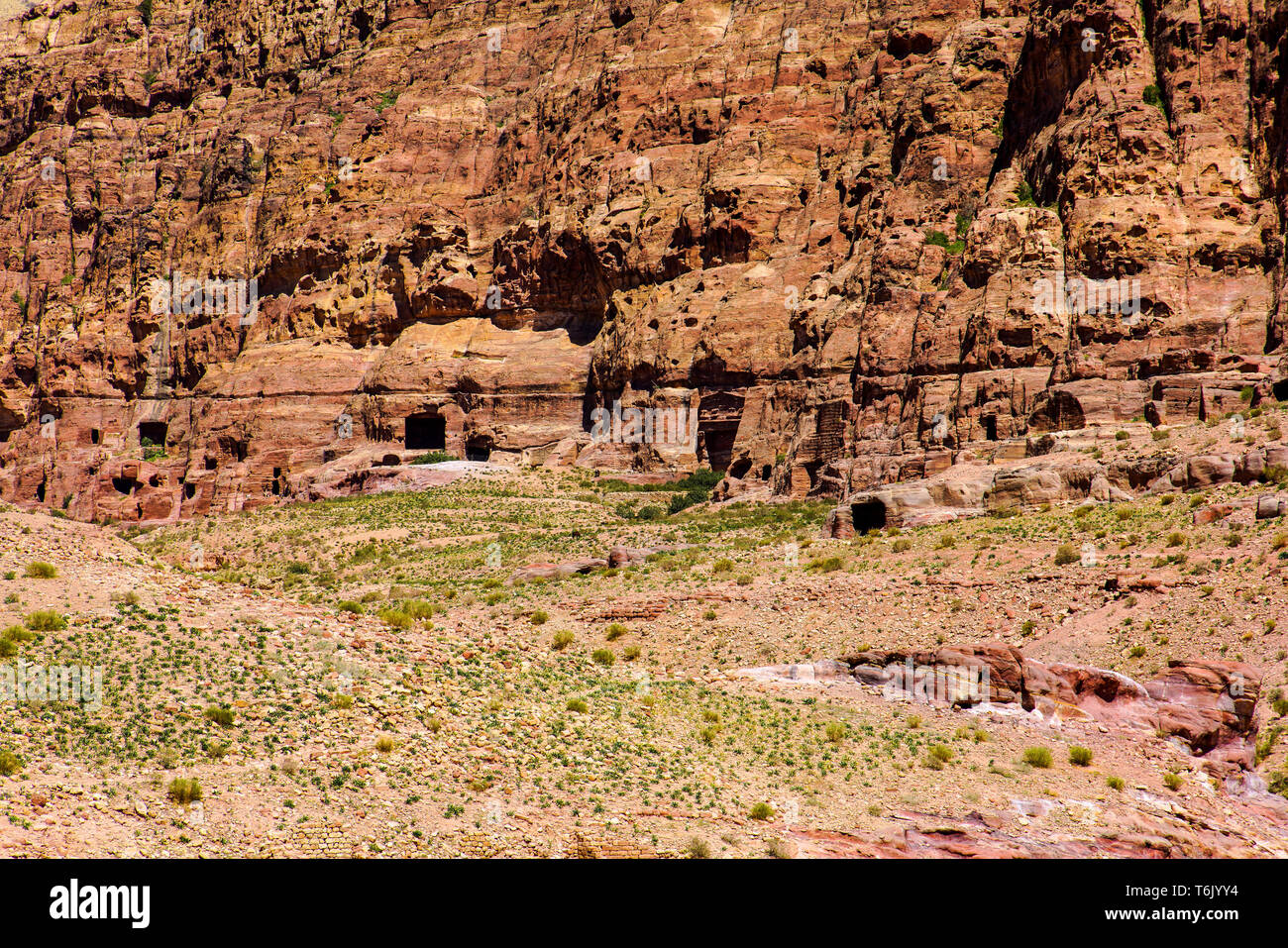 Petra tombs hi-res stock photography and images - Alamy