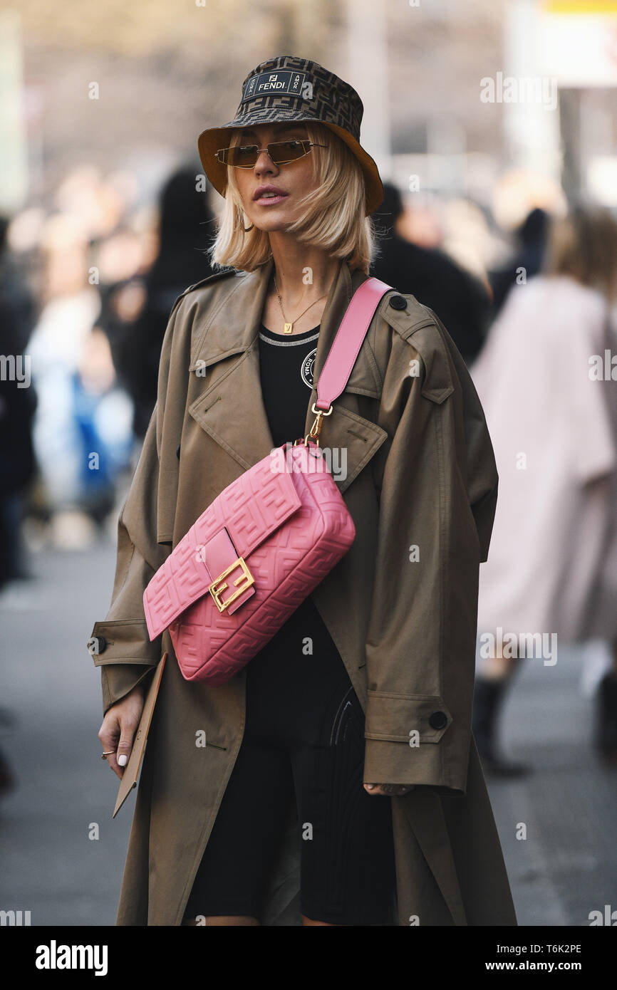 Woman with beige Fendi bag and leopard skin print dress before Fendi fashion  show, Milan Fashion Week street style – Stock Editorial Photo © AndreaA.  #326233642