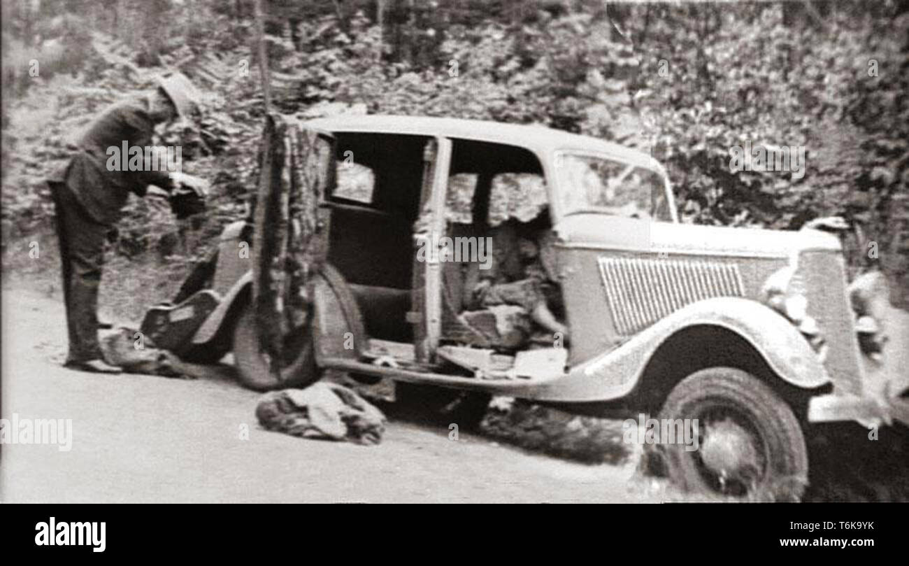 Bonnie and Clyde dead in their car. Bonnie Parker and Clyde Barrow shot dead in Bienville Parish, Louisiana, on May 23, 1934. Bonnie Elizabeth Parker (1910 – 1934) and Clyde Chestnut Barrow (1909 – 1934) American criminals who traveled the Central United States with their gang during the Great Depression, robbing banks and stores, and killing several people Stock Photo