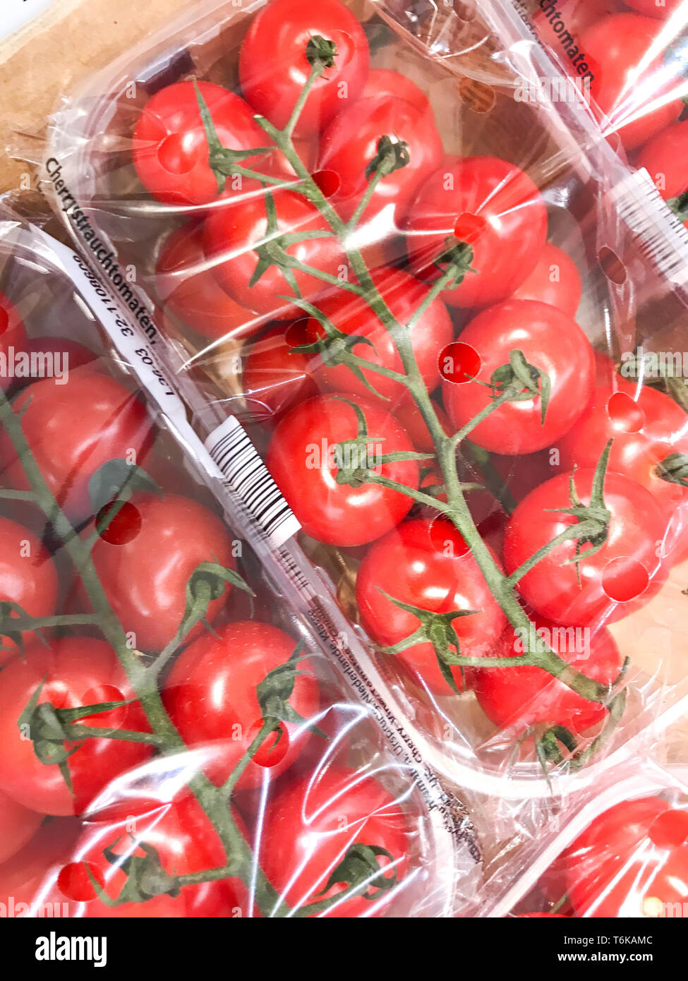 Red cherry tomatoes in the supermarket Stock Photo - Alamy