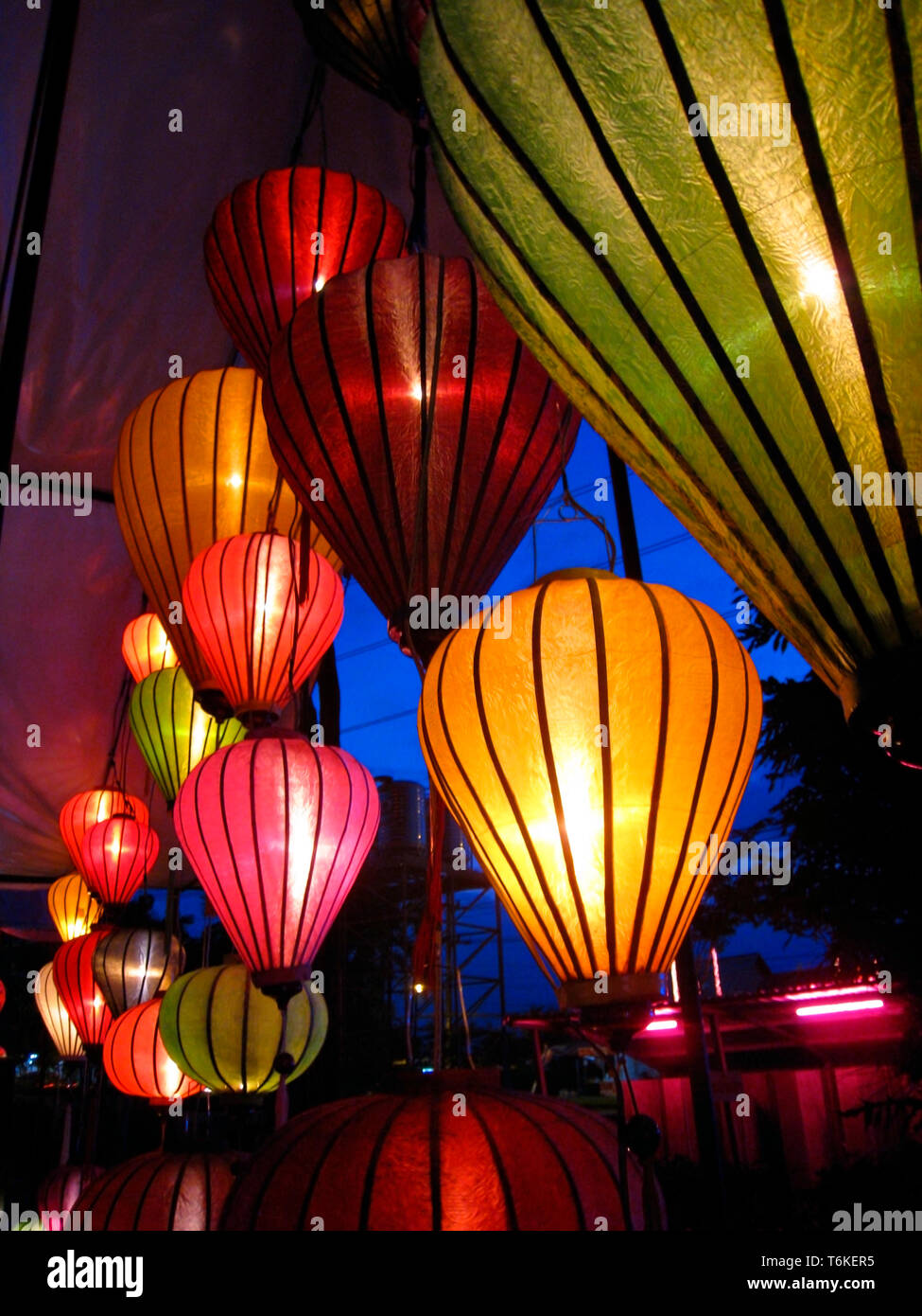 Decorate the lanterns in the night park Stock Photo - Alamy