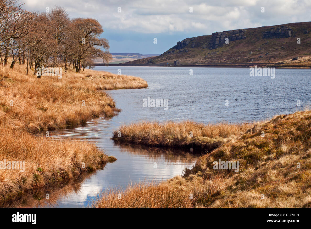 The curved bank at the mouth of the inlet / outlet stream at Widdop Reservoir Stock Photo