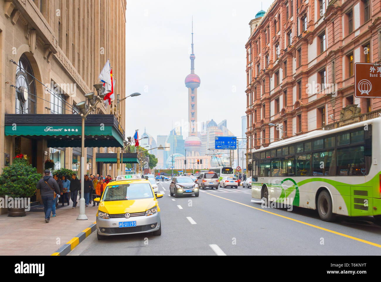Car traffic downtown hi-res stock photography and images - Alamy