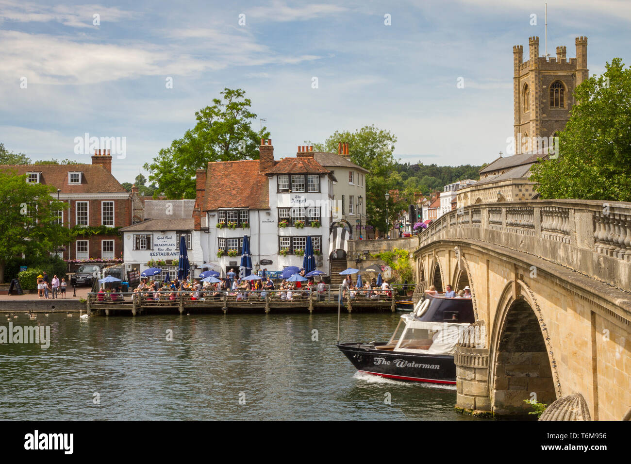 Henley Bridge and the Angel on the Bridge pub on the River Thames at Henley-on-Thames. Stock Photo