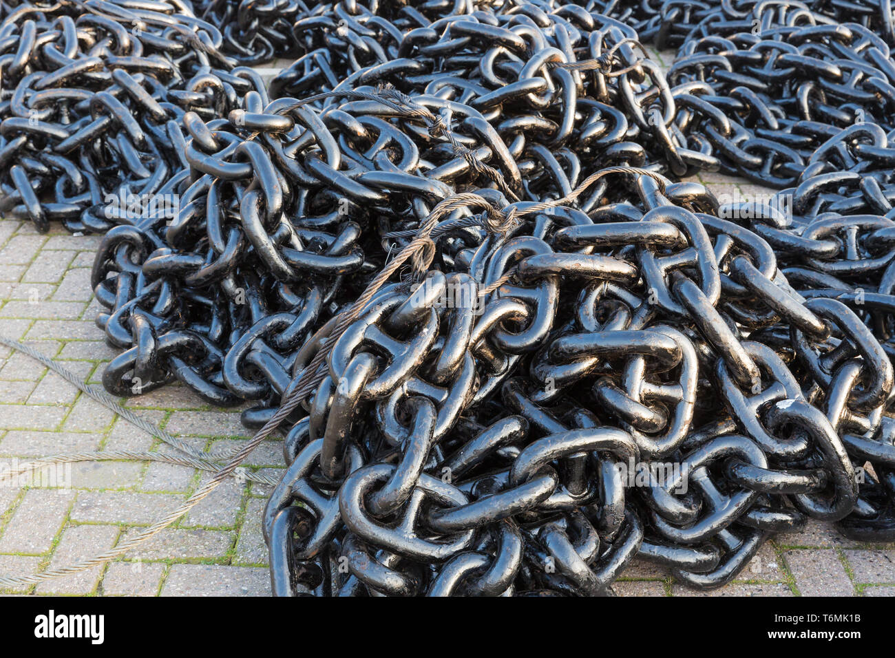 https://c8.alamy.com/comp/T6MK1B/heap-of-heavy-iron-chains-T6MK1B.jpg