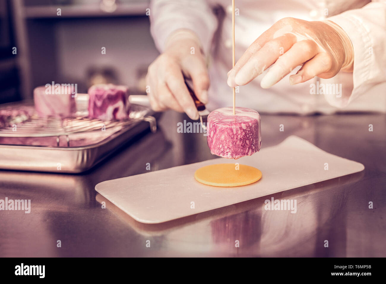 прием в кулинарии рыхление. шеф-повар. She cooks. 5 tips for choosing a charcoal grill иконка. пожарить рыбу в чугунной сковороде na ogne.