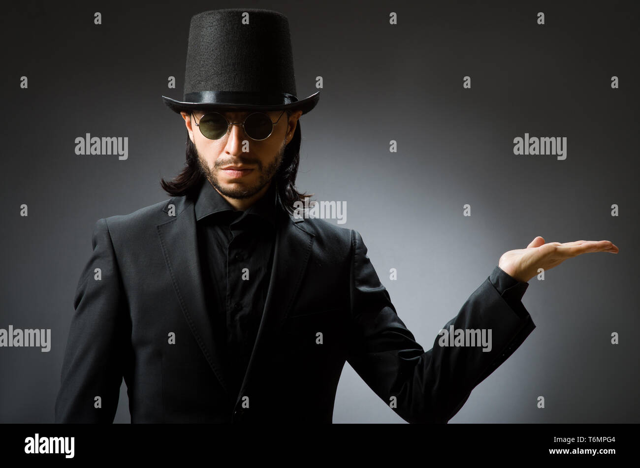 Vintage concept with man wearing black top hat Stock Photo - Alamy
