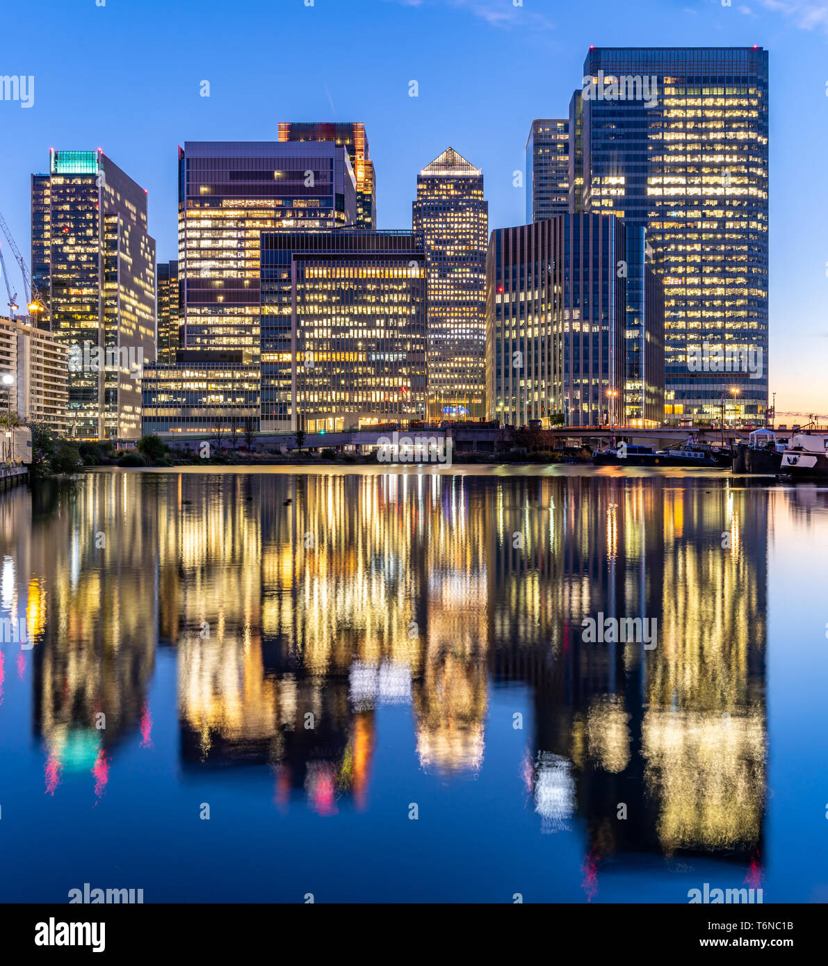 Canary wharf horizon hi-res stock photography and images - Alamy