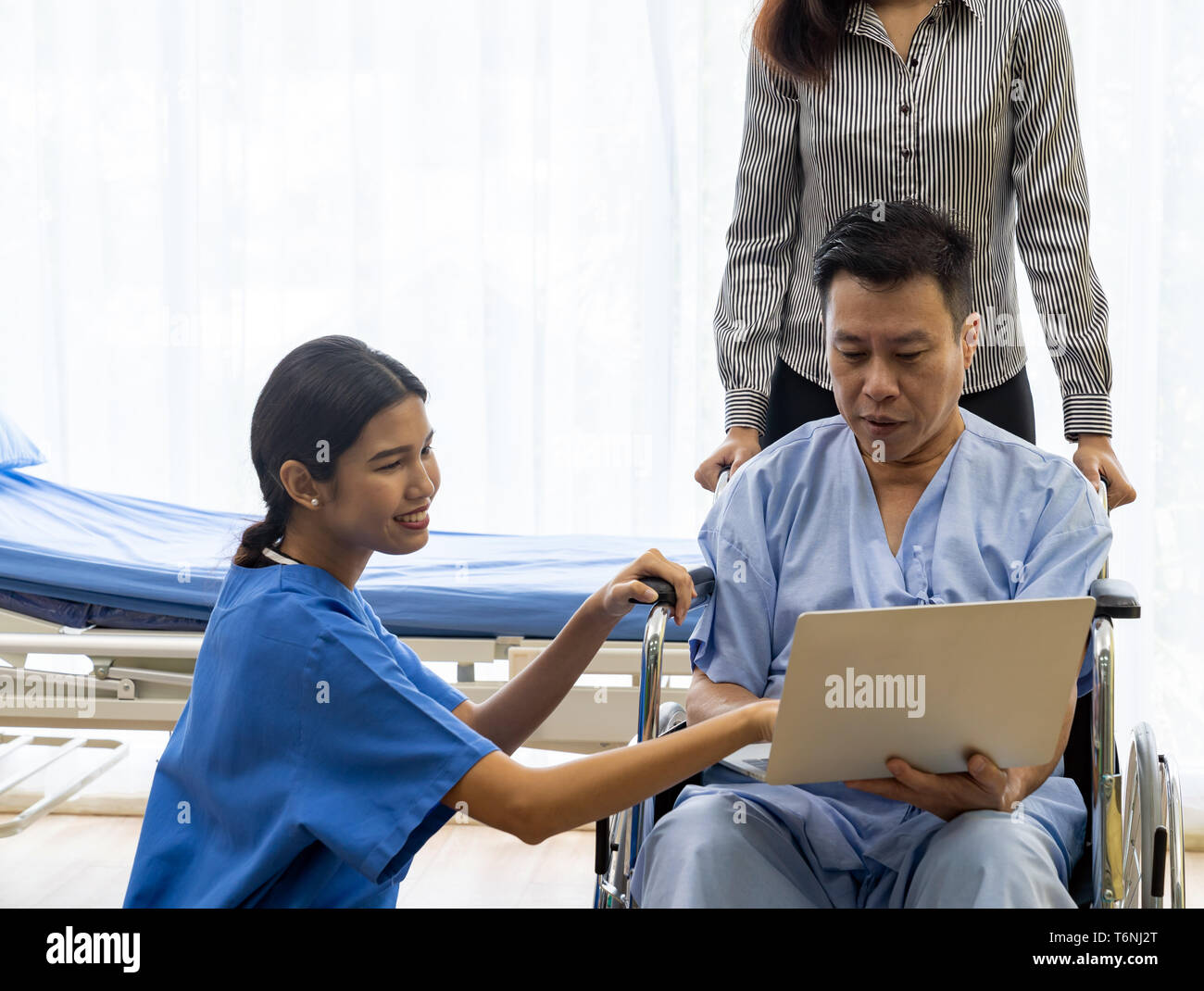 Physical therapist treatment patient Stock Photo Alamy