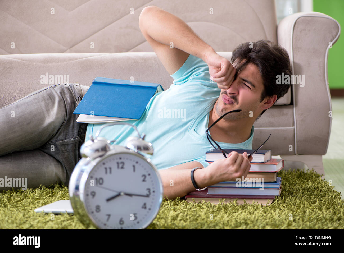 Студенты утро. Утро студента. Сонливый человек. Приколы про студентов. Утро студента.