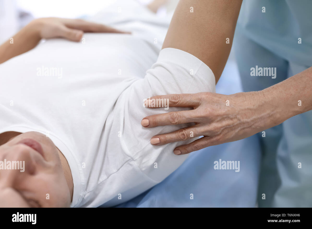 Chiropractor work on shoulder hi-res stock photography and images - Alamy