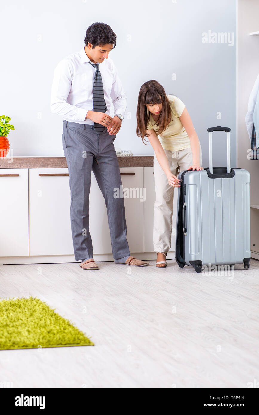 Возвращение мужа из командировки. Муж уехал в командировку прикольные. Шутки про мужа в командировке. Проводив мужа в командировку. Проводив мужа в командировку.