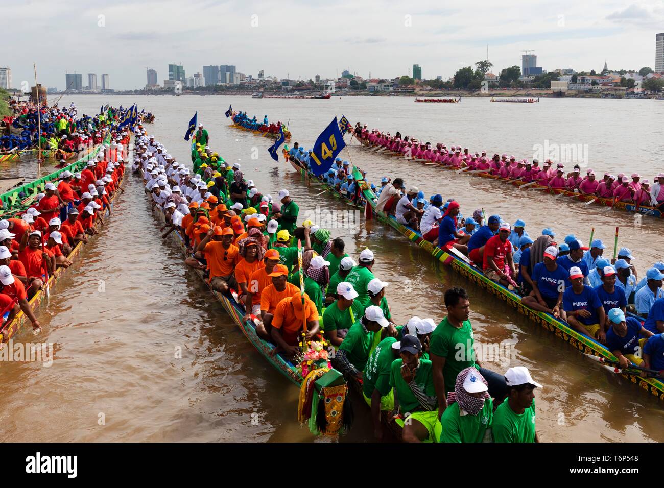 Many rowers in dragon boats at the Bon Om Touk Water Festival on the Tonle Sap River, dragon boat race, Phnom Penh, Cambodia Stock Photo