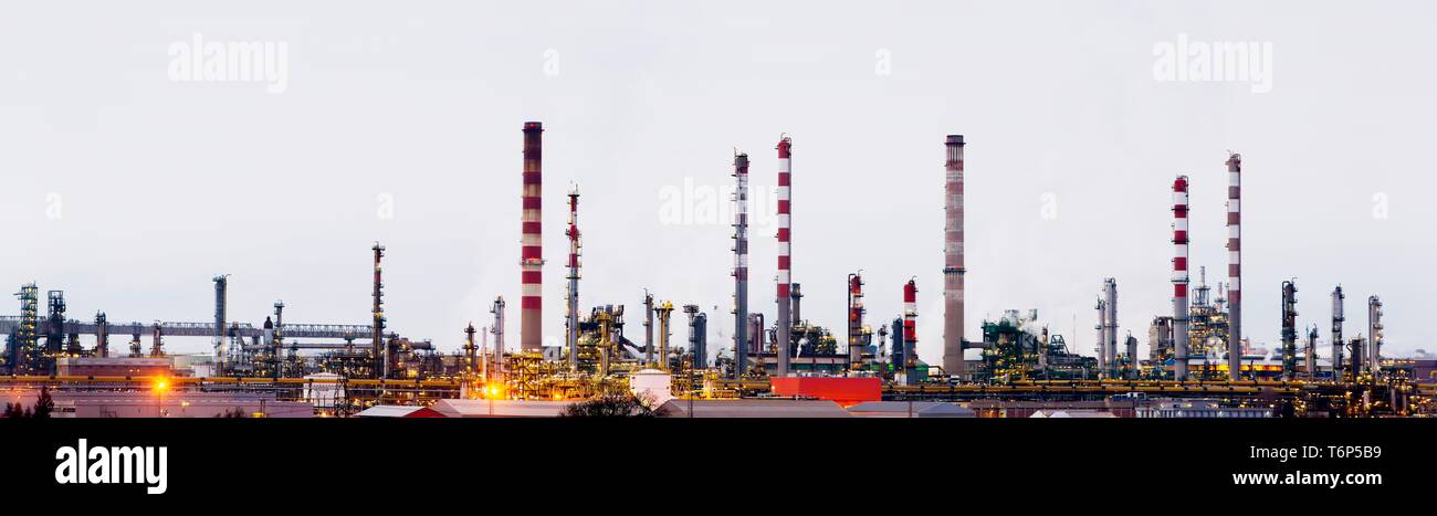 Oil refinery in tarragona hi-res stock photography and images - Alamy