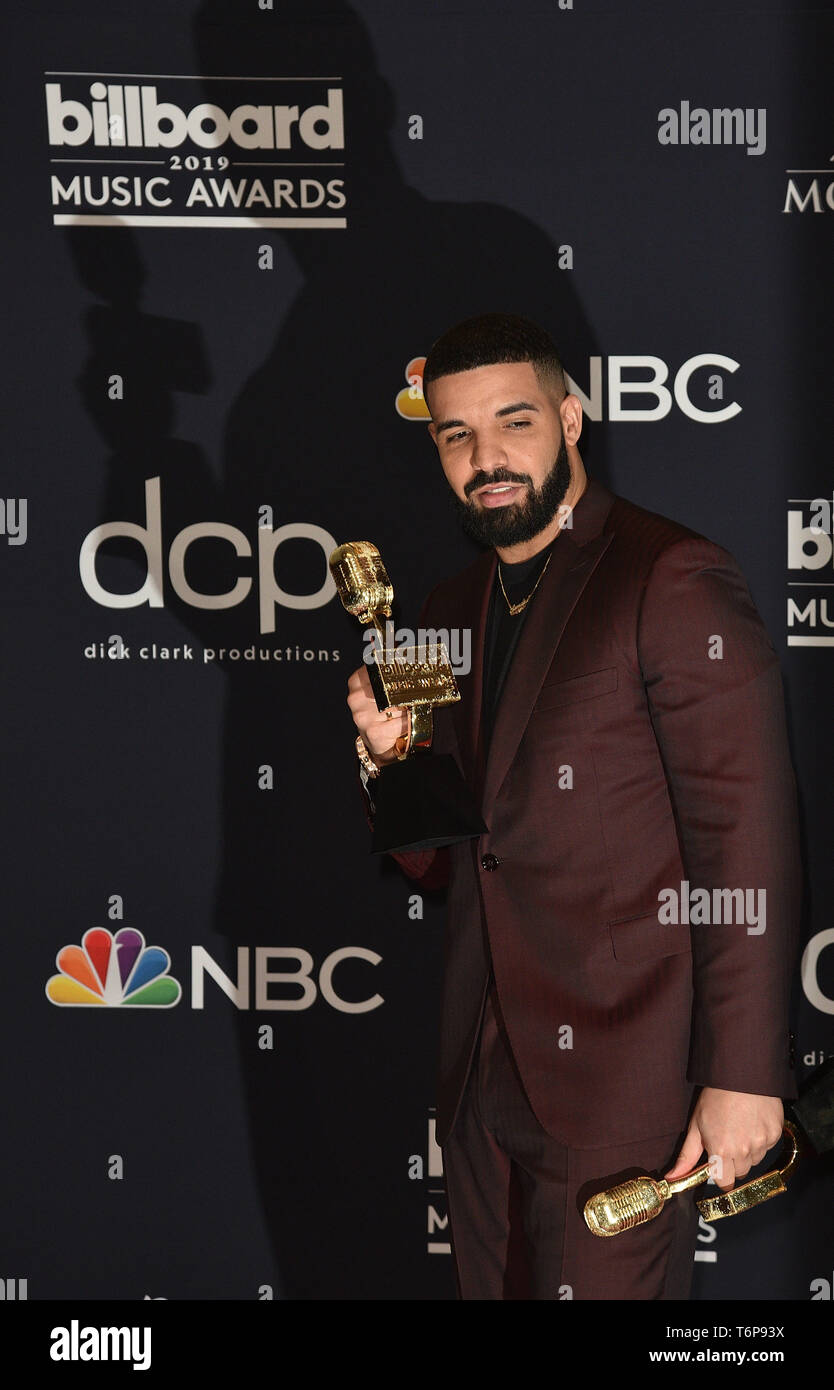 Las Vegas, NV, USA. 1st May, 2019. Drake poses with the awards for Top Artist, Top Male Artist, Top Billboard 200 Album for “Scorpion”, Top Billboard 200 Artist, Top Hot 100 Artist, Top Streaming Songs Artist, Top Song Sales Artist, Top Rap Artist, Top Rap Male Artist in the press room during the 2019 Billboard Music Awards at MGM Grand Garden Arena on May 01, 2019 in Las Vegas, Nevada. Photo: imageSPACE/MediaPunch/Alamy Live News Stock Photo