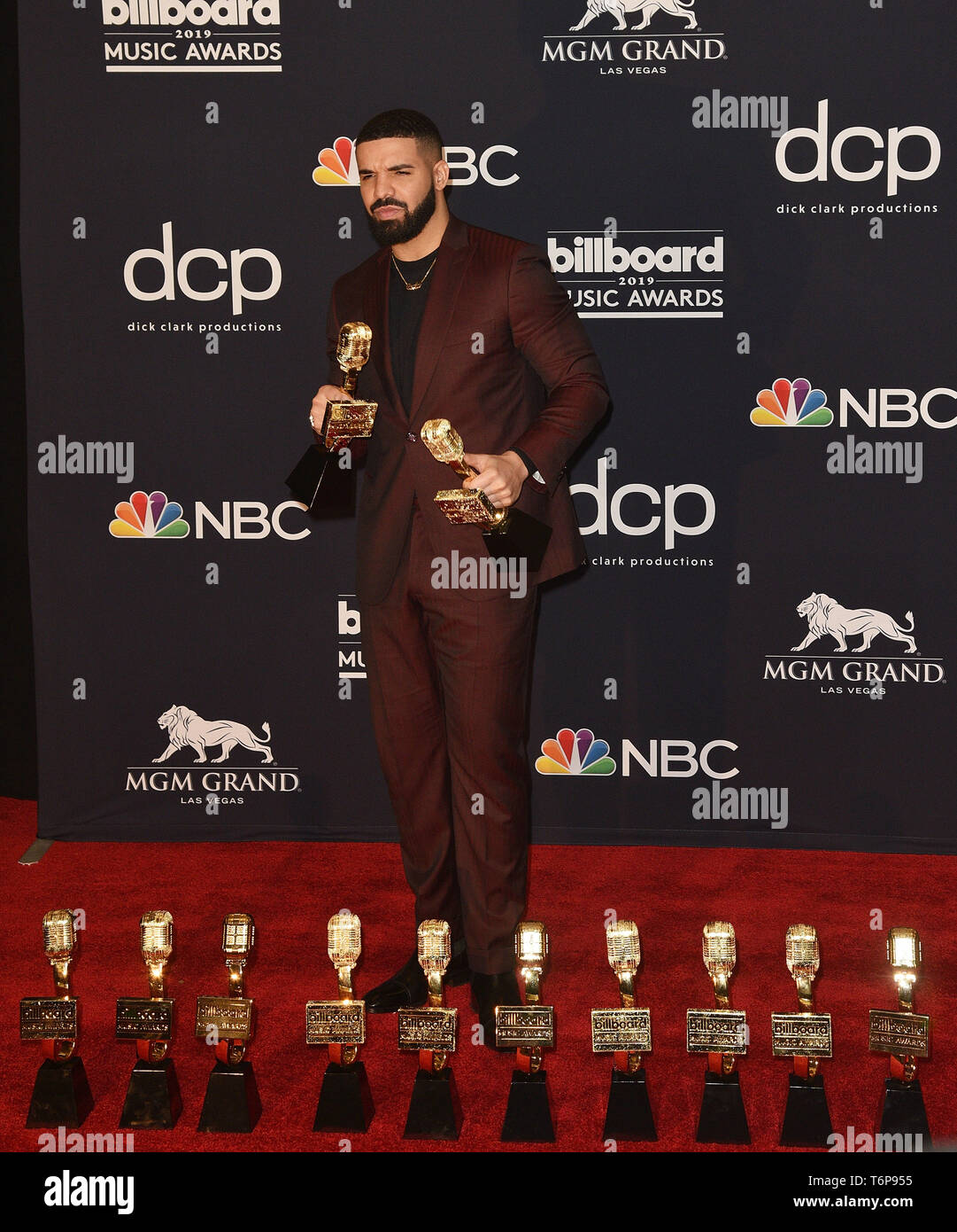Las Vegas, NV, USA. 1st May, 2019. Drake poses with the awards for Top