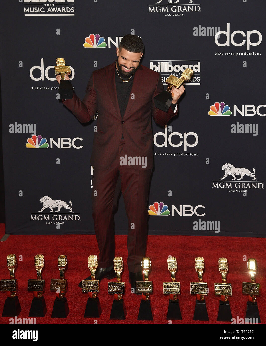 Las Vegas, NV, USA. 1st May, 2019. Drake poses with the awards for Top Artist, Top Male Artist, Top Billboard 200 Album for “Scorpion”, Top Billboard 200 Artist, Top Hot 100 Artist, Top Streaming Songs Artist, Top Song Sales Artist, Top Rap Artist, Top Rap Male Artist in the press room during the 2019 Billboard Music Awards at MGM Grand Garden Arena on May 01, 2019 in Las Vegas, Nevada. Photo: imageSPACE/MediaPunch/Alamy Live News Stock Photo