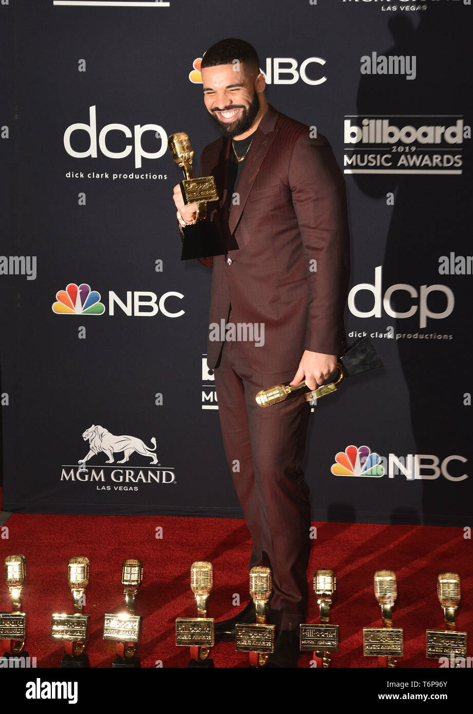 Las Vegas, NV, USA. 1st May, 2019. Drake poses with the awards for Top