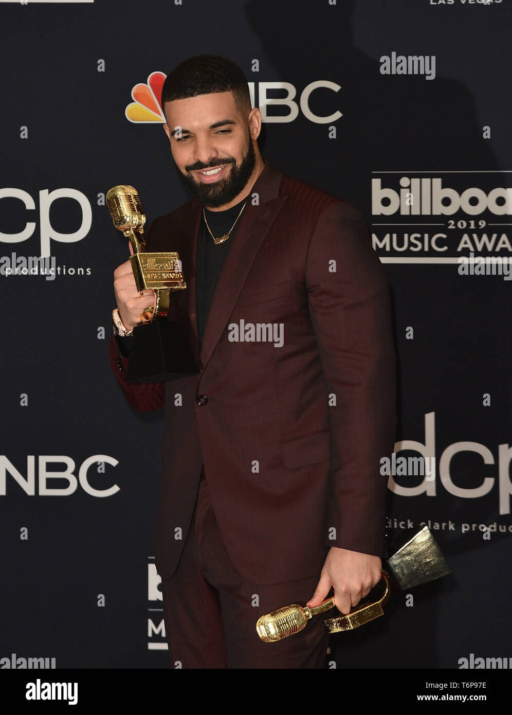 Las Vegas, NV, USA. 1st May, 2019. Drake poses with the awards for Top Artist, Top Male Artist, Top Billboard 200 Album for “Scorpion”, Top Billboard 200 Artist, Top Hot 100 Artist, Top Streaming Songs Artist, Top Song Sales Artist, Top Rap Artist, Top Rap Male Artist in the press room during the 2019 Billboard Music Awards at MGM Grand Garden Arena on May 01, 2019 in Las Vegas, Nevada. Photo: imageSPACE/MediaPunch/Alamy Live News Stock Photo