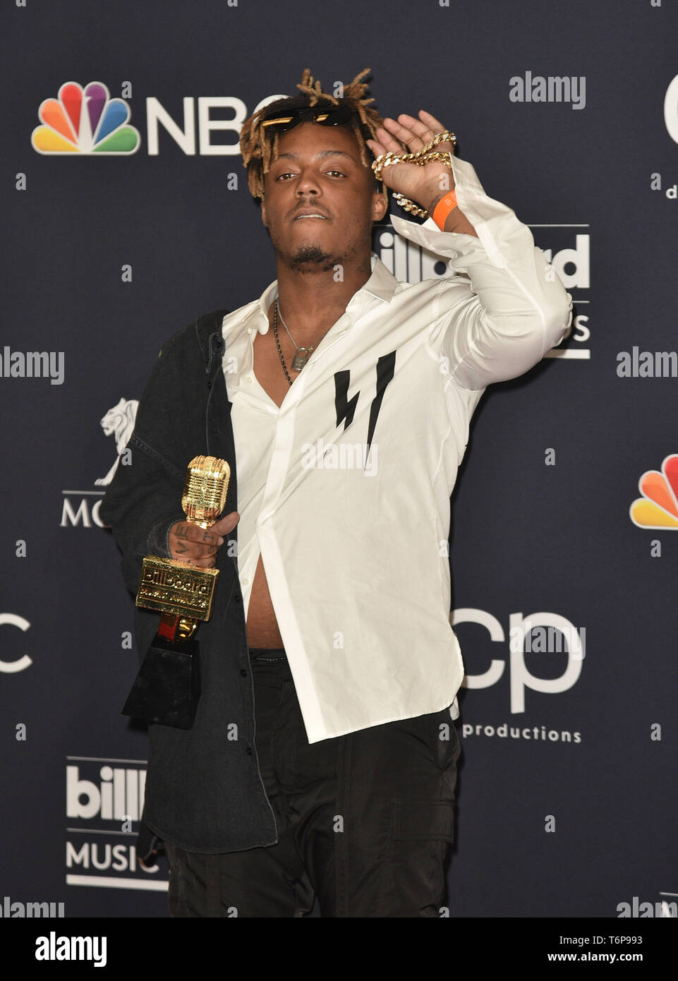 Las Vegas, NV, USA. 1st May, 2019. Juice Wrld poses with the award for Best  New Artist in the press room during the 2019 Billboard Music Awards at MGM  Grand Garden Arena