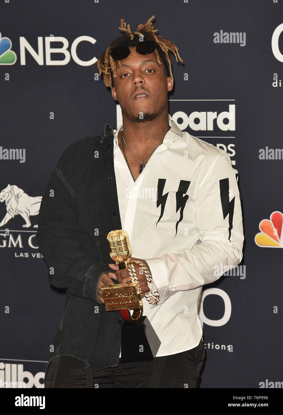 Las Vegas, NV, USA. 1st May, 2019. Juice Wrld poses with the award for Best  New Artist in the press room during the 2019 Billboard Music Awards at MGM  Grand Garden Arena