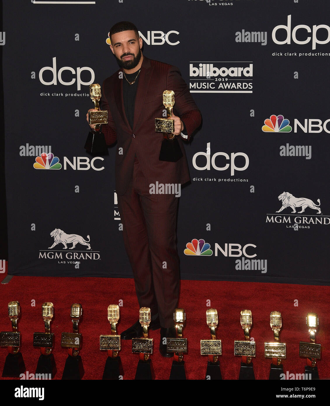 Las Vegas, NV, USA. 1st May, 2019. Drake poses with the awards for Top Artist, Top Male Artist, Top Billboard 200 Album for “Scorpion”, Top Billboard 200 Artist, Top Hot 100 Artist, Top Streaming Songs Artist, Top Song Sales Artist, Top Rap Artist, Top Rap Male Artist in the press room during the 2019 Billboard Music Awards at MGM Grand Garden Arena on May 01, 2019 in Las Vegas, Nevada. Photo: imageSPACE/MediaPunch/Alamy Live News Stock Photo