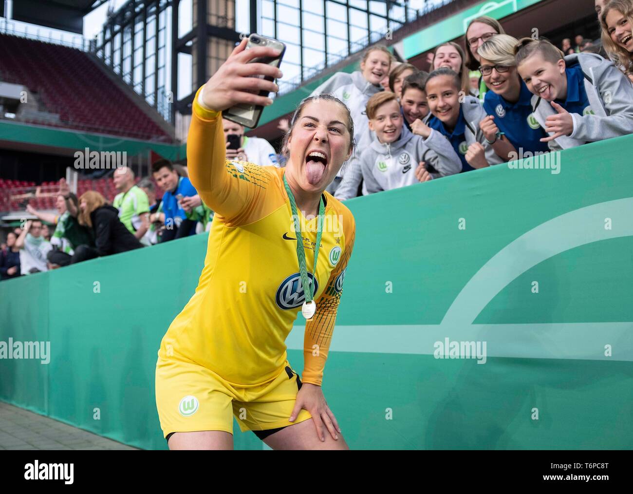 Selfie goalkeeper / goalie Mary EARPS (WOB) with fans, sticking out her
