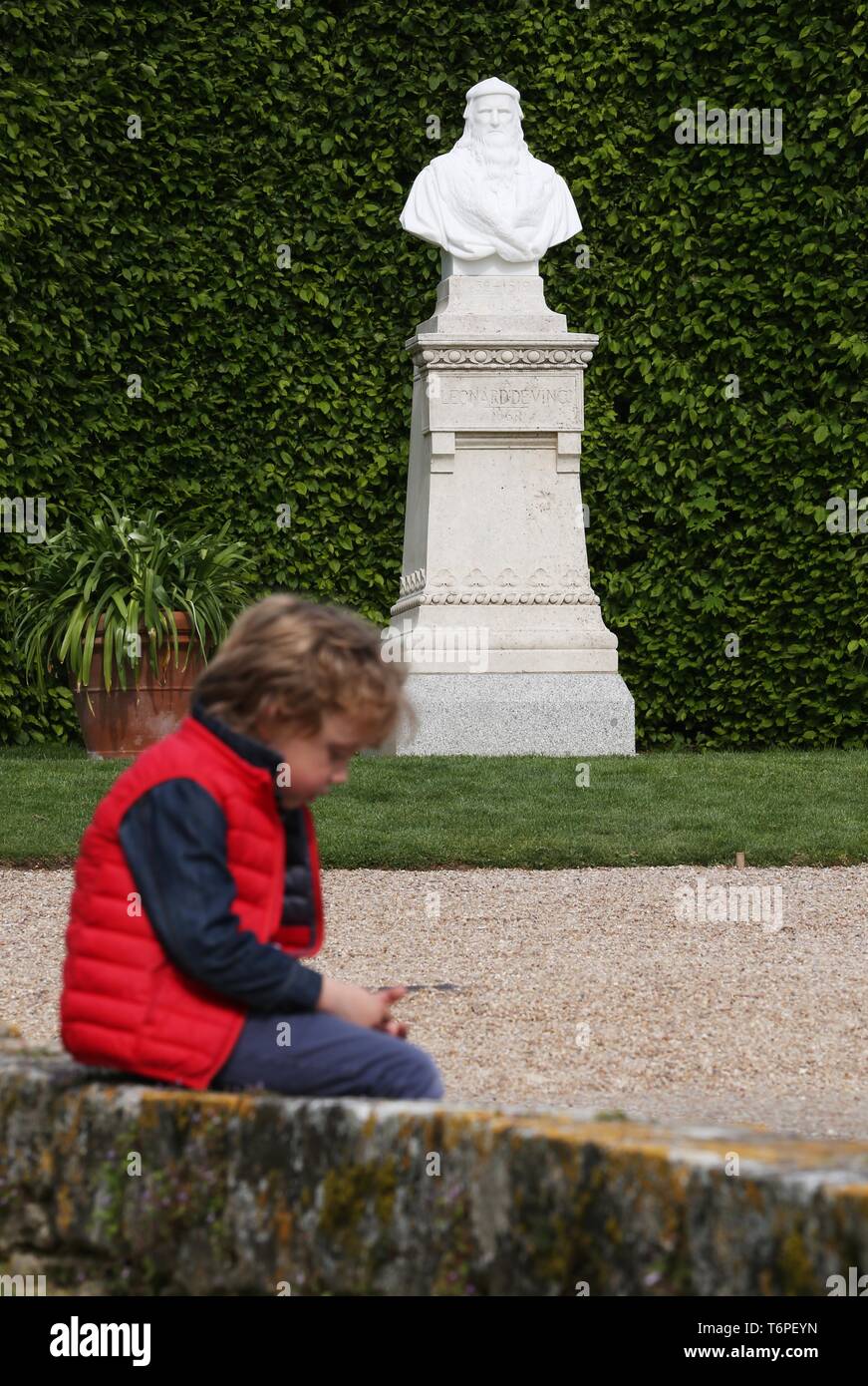 Paris, France. 1st May, 2019. A child is seen beside a sculpture of Leonardo da Vinci at the Chateau d'Amboise in Amboise, France, May 1, 2019. Thursday marks the 500th anniversary of the death of Renaissance master Leonardo da Vinci. The famed painter, sculptor, writer, inventor, scientist and mathematician spent his last three years in Amboise as a guest of France's King Francis I. Credit: Gao Jing/Xinhua/Alamy Live News Stock Photo