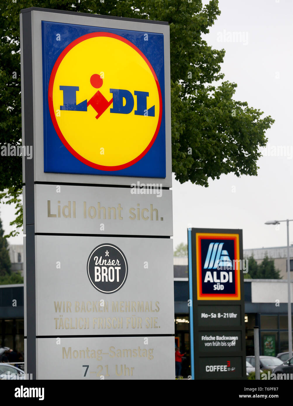 02 May 2019, North Rhine-Westphalia, Mülheim: An advertising board of a  Lidl branch stands opposite an advertising board of Aldi Süd. Photo: Roland  Weihrauch/dpa Stock Photo - Alamy