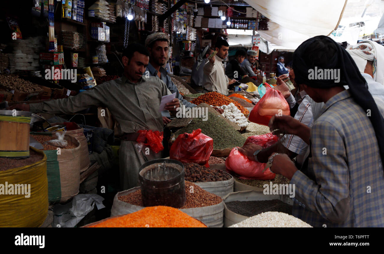 (190502) -- SANAA, May 2, 2019 (Xinhua) -- Yemeni people do shopping in preparation for the holy fasting month of Ramadan at a market in Sanaa, Yemen, May 2, 2019. (Xinhua/Mohammed Mohammed) Stock Photo