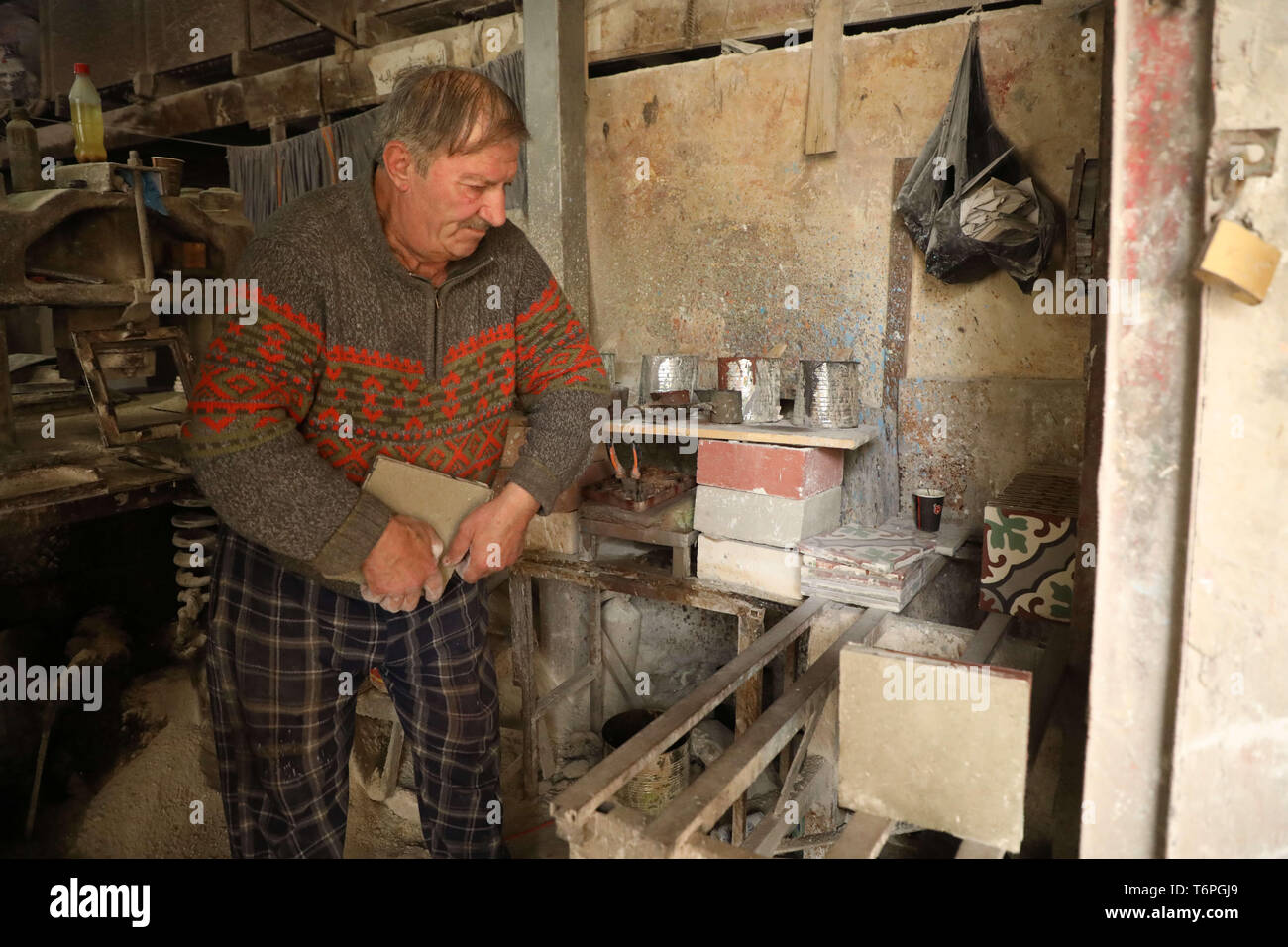 Shlyapalar va qora paypoqlardagi jinsiy aloqa Avtomobilda yalangoch joja video