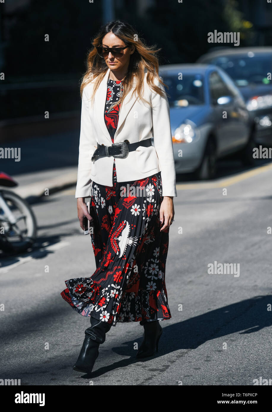 Woman with orange Fendi bag before Genny fashion show, Milan Fashion Week street  style on September 22, 2016 in Milan Stock Photo - Alamy