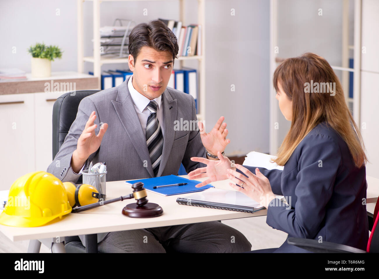Lawyer client listening judge hi-res stock photography and images - Alamy