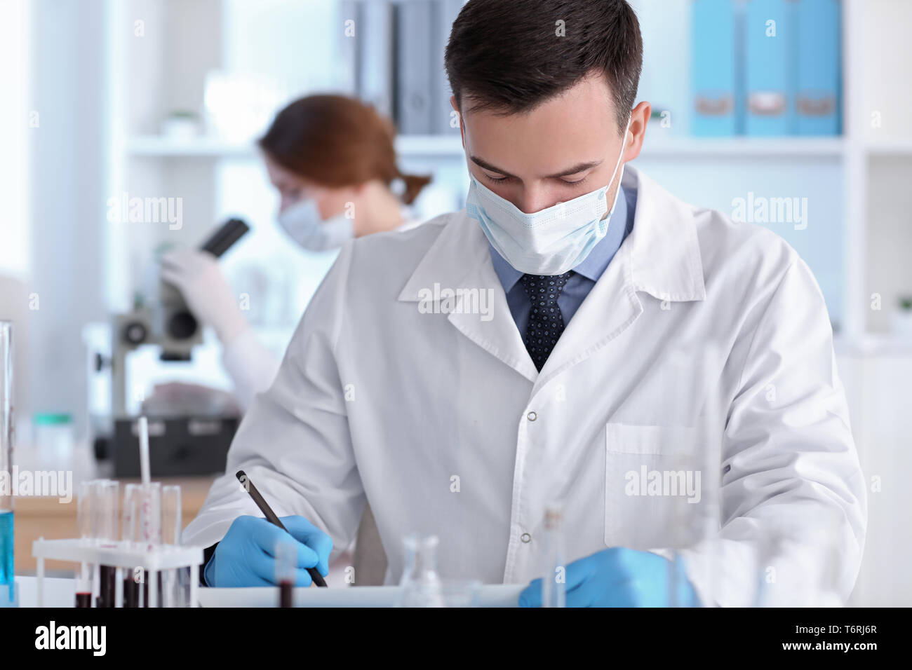 Mask scientist man fluid hi-res stock photography and images - Alamy